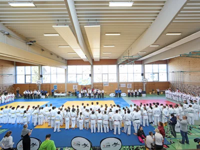 Bereit zum Angrüßen: zur Ju-Jutsu-Meisterschaft in Bergen hatten 29 Vereine über 200 Sportler*innen angemeldet.