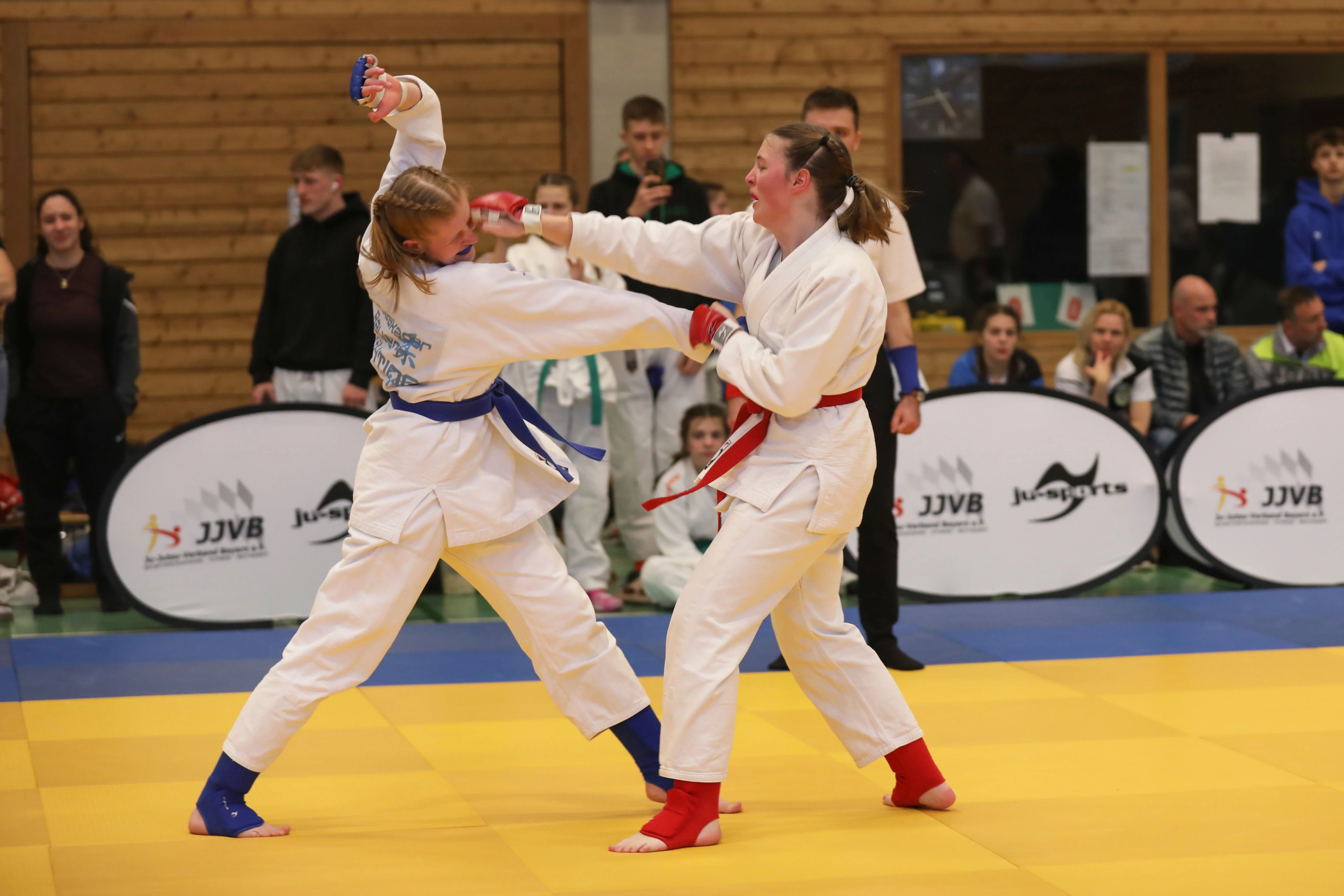 Hanna Schleier (rechts) im Schlagabtausch mit Anna Kerle aus Nördlingen.