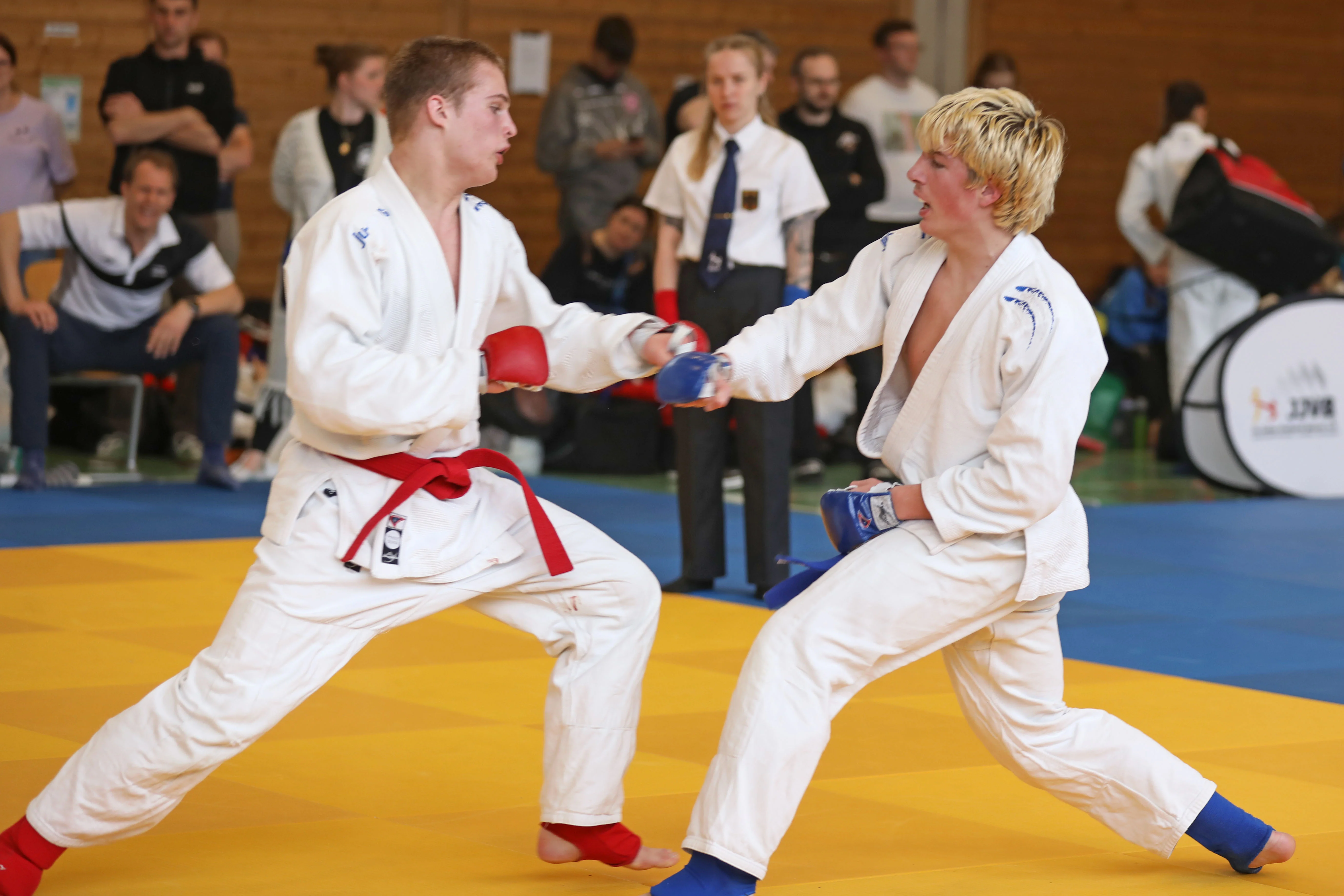 Auch im Kampf gegen Lorenz Mues aus Nürnberg behielt Jonas Schleier (links) die Oberhand und holte sich die Goldmedaille bei der Bayerischen Ju-Jutsu-Meisterschaft in Bergen.
