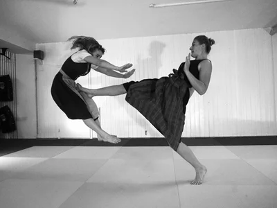 Selbstverteidigung kann selbst im Dirndl gut funktionieren