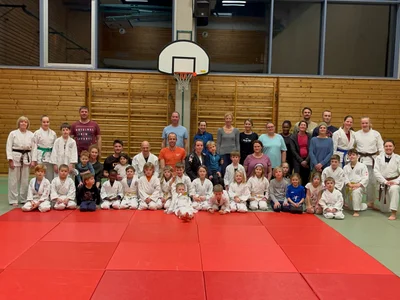 Das Ju-Jutsu-Trainerteam freute sich über die rege Teilnahme beim Eltern-Kindertraining in der Schulturnhalle in Bergen.