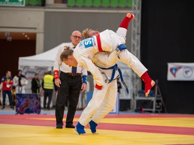 Mit einem Ausheber brachte Sophie Büscher (blauer Gürtel) Jeannine Villiger vom Schweizer Judo- und Ju-Jitsu-Verband zu Boden.