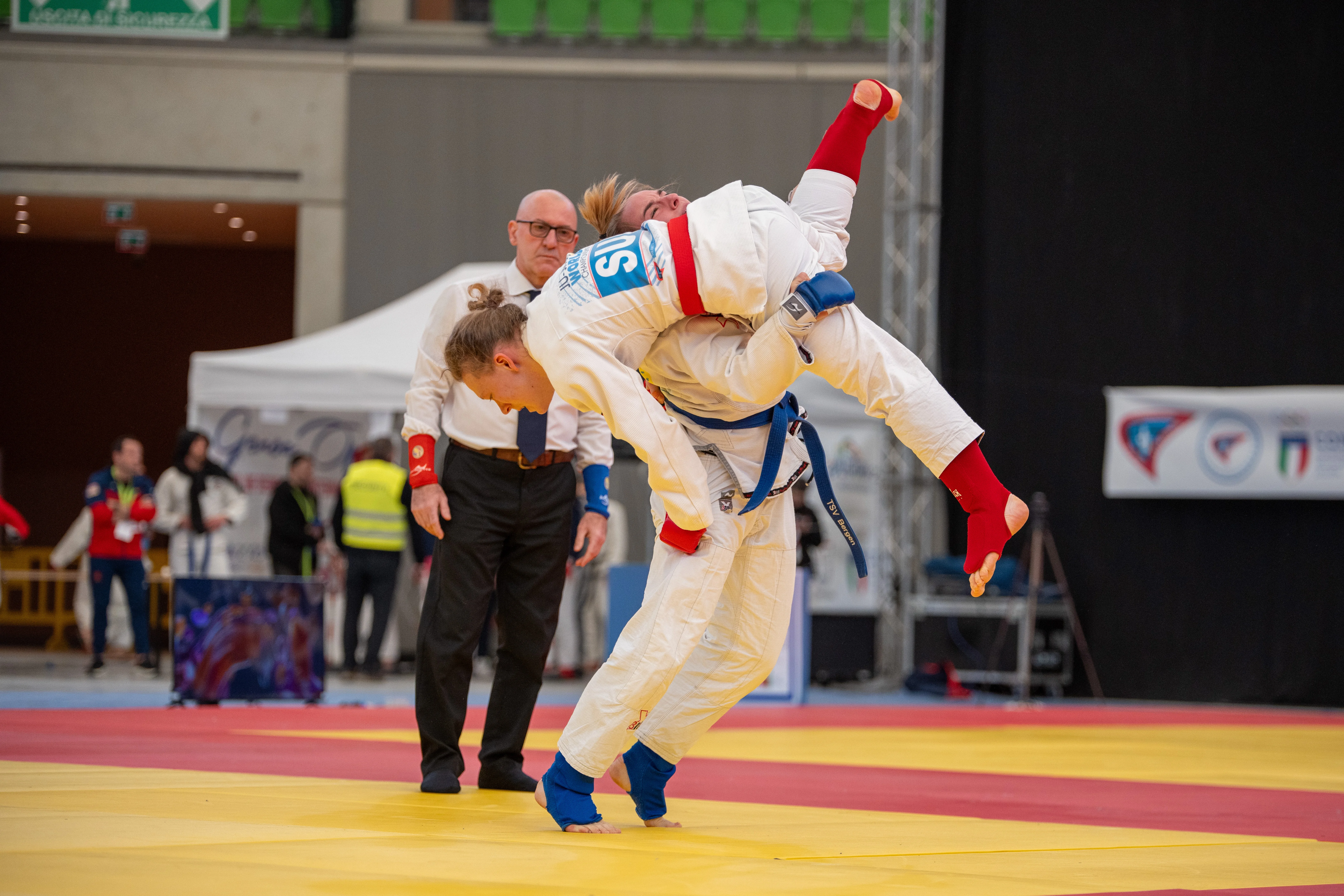 Mit einem Ausheber brachte Sophie Büscher (blauer Gürtel) Jeannine Villiger vom Schweizer Judo- und Ju-Jitsu-Verband zu Boden.