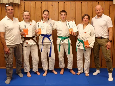 Erfolgreiche Prüflinge vom 19. Dezember. v.l.n.r.: Sven Wiedemann (Prüfer), Melina Fredlmeier, Hanna Schleier, Jonas Schleier, Steffi Schleier, Mario Karl (Prüfer)