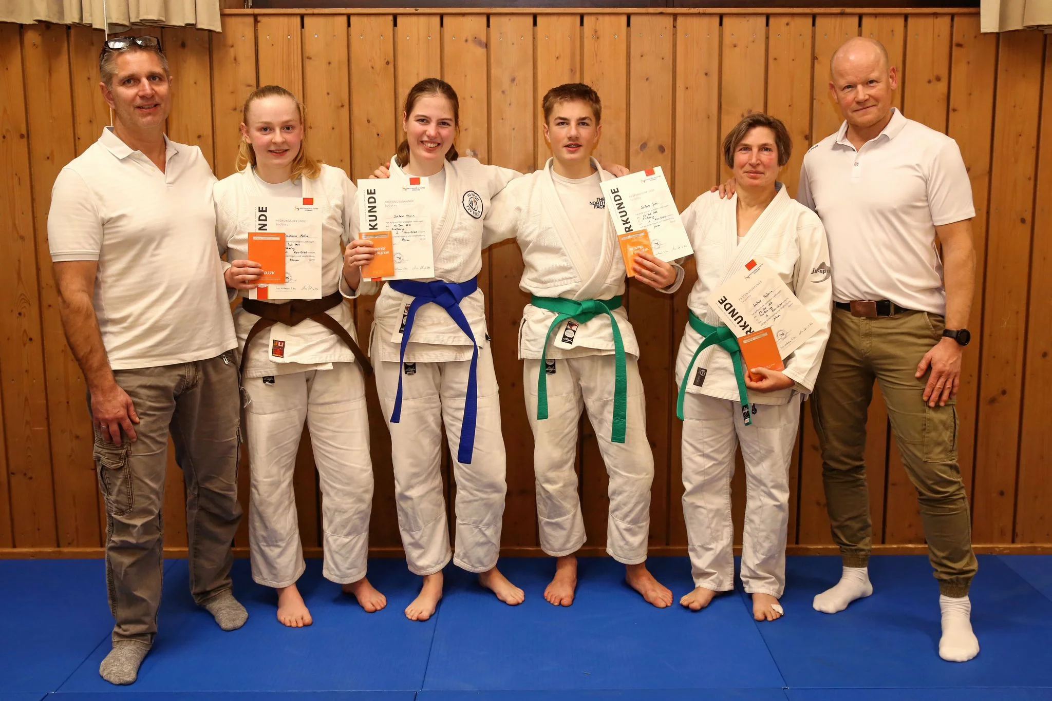 Erfolgreiche Prüflinge vom 19. Dezember. v.l.n.r.: Sven Wiedemann (Prüfer), Melina Fredlmeier, Hanna Schleier, Jonas Schleier, Steffi Schleier, Mario Karl (Prüfer)