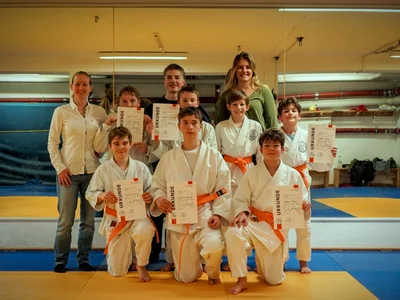 hintere Reihe v.l.n.r.: Claudia Herzog (Prüferin), Theo Schleier, Jonas Schleier (Hilfstrainer Jugendtraining), Mathias Bürger, Anja Guercke (Trainerin), Anton Köhler, Mischa Trufen
Untere Reihe v.l.n.r.: Korbinian Krug, Johannes Bürger, Nazar Trufen