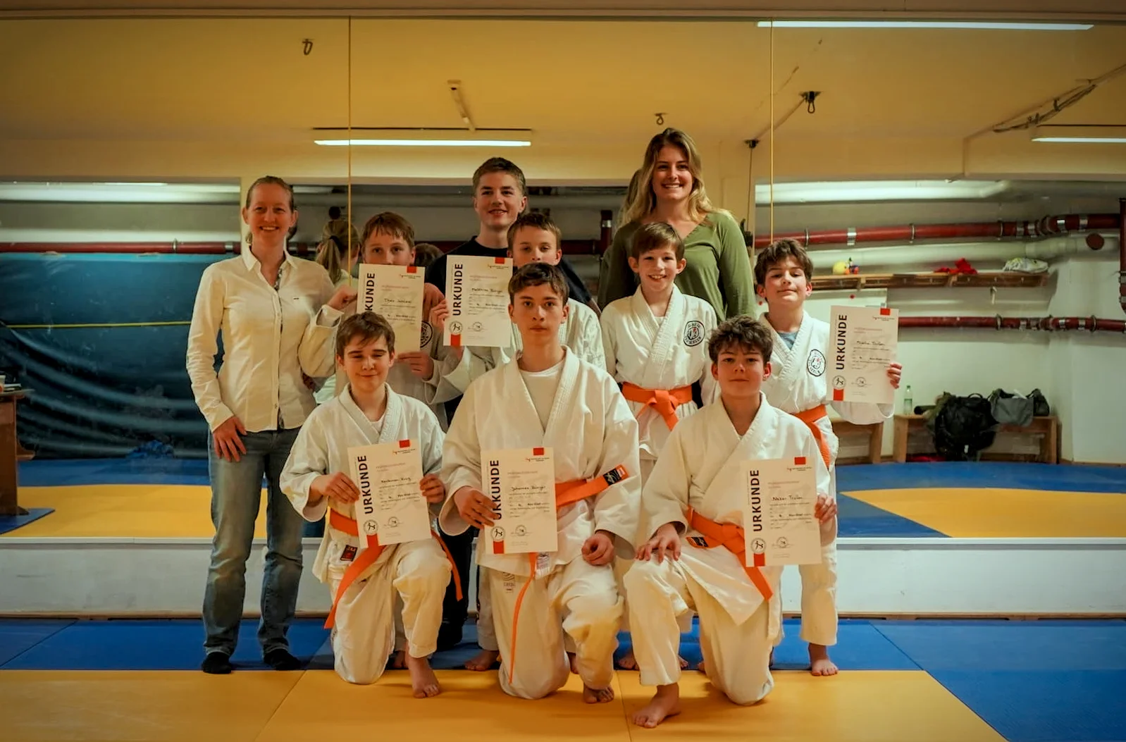 hintere Reihe v.l.n.r.: Claudia Herzog (Prüferin), Theo Schleier, Jonas Schleier (Hilfstrainer Jugendtraining), Mathias Bürger, Anja Guercke (Trainerin), Anton Köhler, Mischa Trufen
Untere Reihe v.l.n.r.: Korbinian Krug, Johannes Bürger, Nazar Trufen