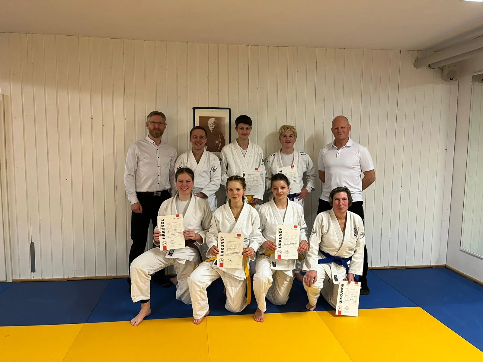 Über den Erfolg freuten sich (hinten, von links) Prüfer Stefan Kuckuck vom TSV Freilassing, Michael Gifthaler, Laurin-Kiran Schwegler, Jonas Schleier, Prüfer Mario Karl vom TSV Bergen, (vorne, von links) Hanna Schleier, Johanna Möller, Madeleine Jobst und Steffi Schleier. Nicht auf dem Foto: Liselotte Holstein und Daniel Brunnauer