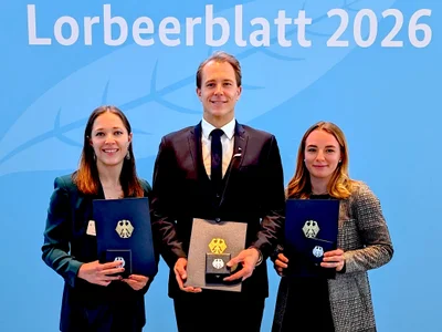 Aktiv im Ehrenamt und erfolgreich auf der Matte (v.l.n.r.): Julia Paszkiewicz, Lukas Bombik und Sophie Büscher vom TSV Bergen wurden in Berlin mit dem Silbernen Lorbeerblatt geehrt.