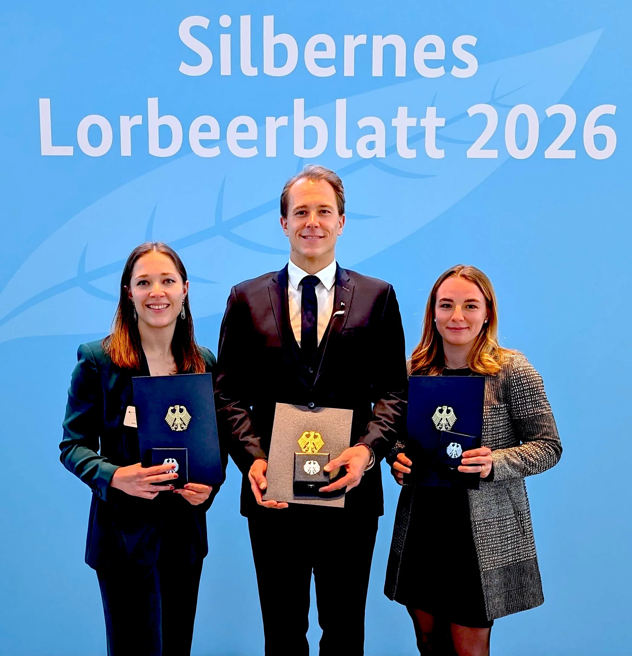 Aktiv im Ehrenamt und erfolgreich auf der Matte (v.l.n.r.): Julia Paszkiewicz, Lukas Bombik und Sophie Büscher vom TSV Bergen wurden in Berlin mit dem Silbernen Lorbeerblatt geehrt.