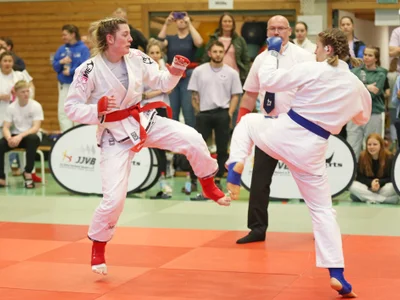 Bei den Bayerischen Ju-Jutsu-Meisterschaft in Bergen sicherte sich Lissy Steils (roter Gürtel) den 2. Platz in der Gewichtsklasse -63 kg.