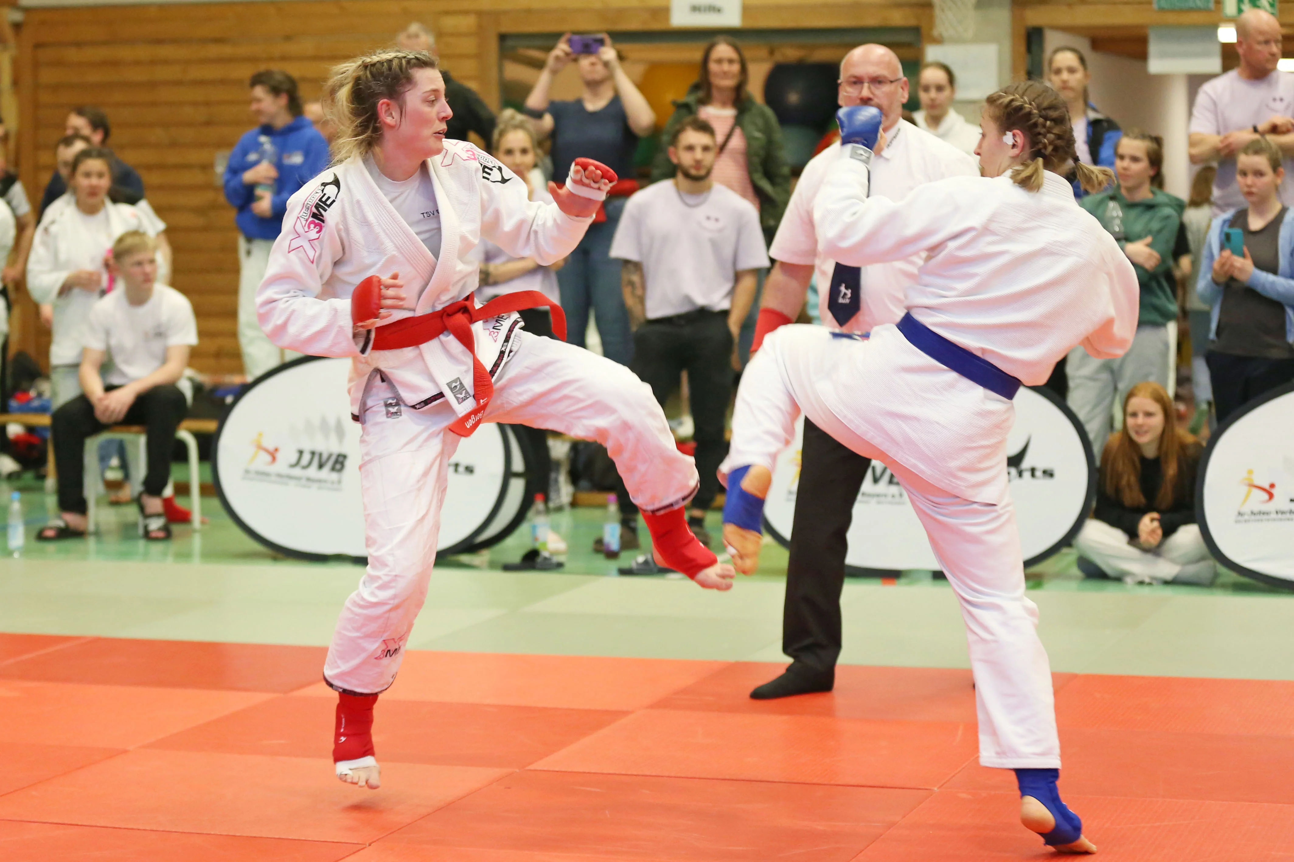 Bei den Bayerischen Ju-Jutsu-Meisterschaft in Bergen sicherte sich Lissy Steils (roter Gürtel) den 2. Platz in der Gewichtsklasse -63 kg.