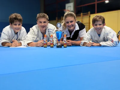 Leopold Assmann war leider bereits auf dem Heimweg als das Foto beim Nikolausturnier entstanden ist (v.l.n.r.): Mykhailo Trufen, Jonas Schleier, Trainerin Anja Guercke und Anton Köhler freuen sich in Nürnberg nicht nur über die Medaillen, sondern auch über die Auszeichnung als erfolgreicher Nachwuchsverein (4. Platz).