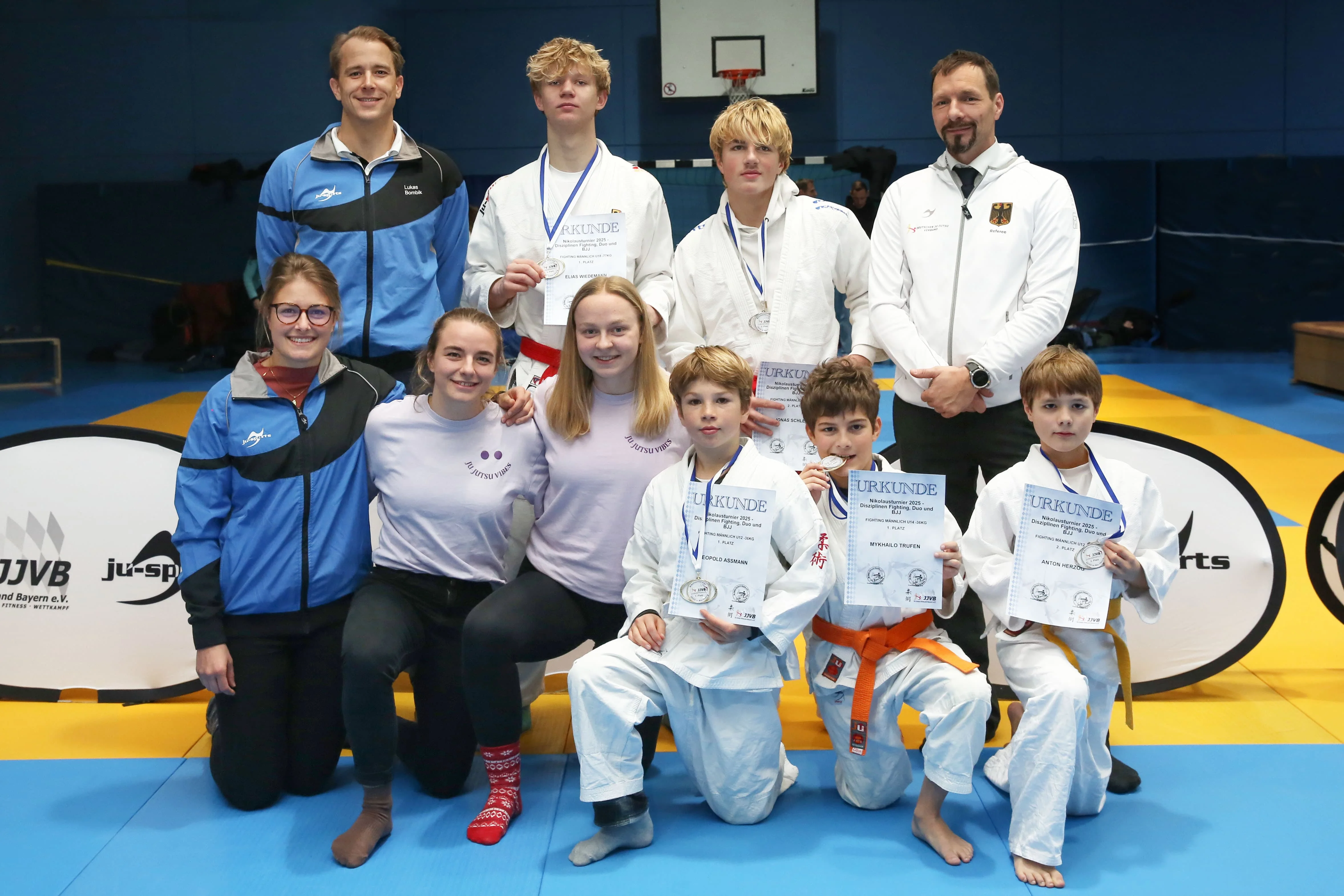 (v.l.n.r.:) Hinten: Landestrainer Lukas Bombik, Elias Wiedemann, Jonas Schleier und Korbinian Herzog. Vorne: Landestrainerin Anja Guercke, Sophie Bücher, Melina Fredlmeier, Leopold Assmann, Mykhailo Trufen und Anton Herzog.