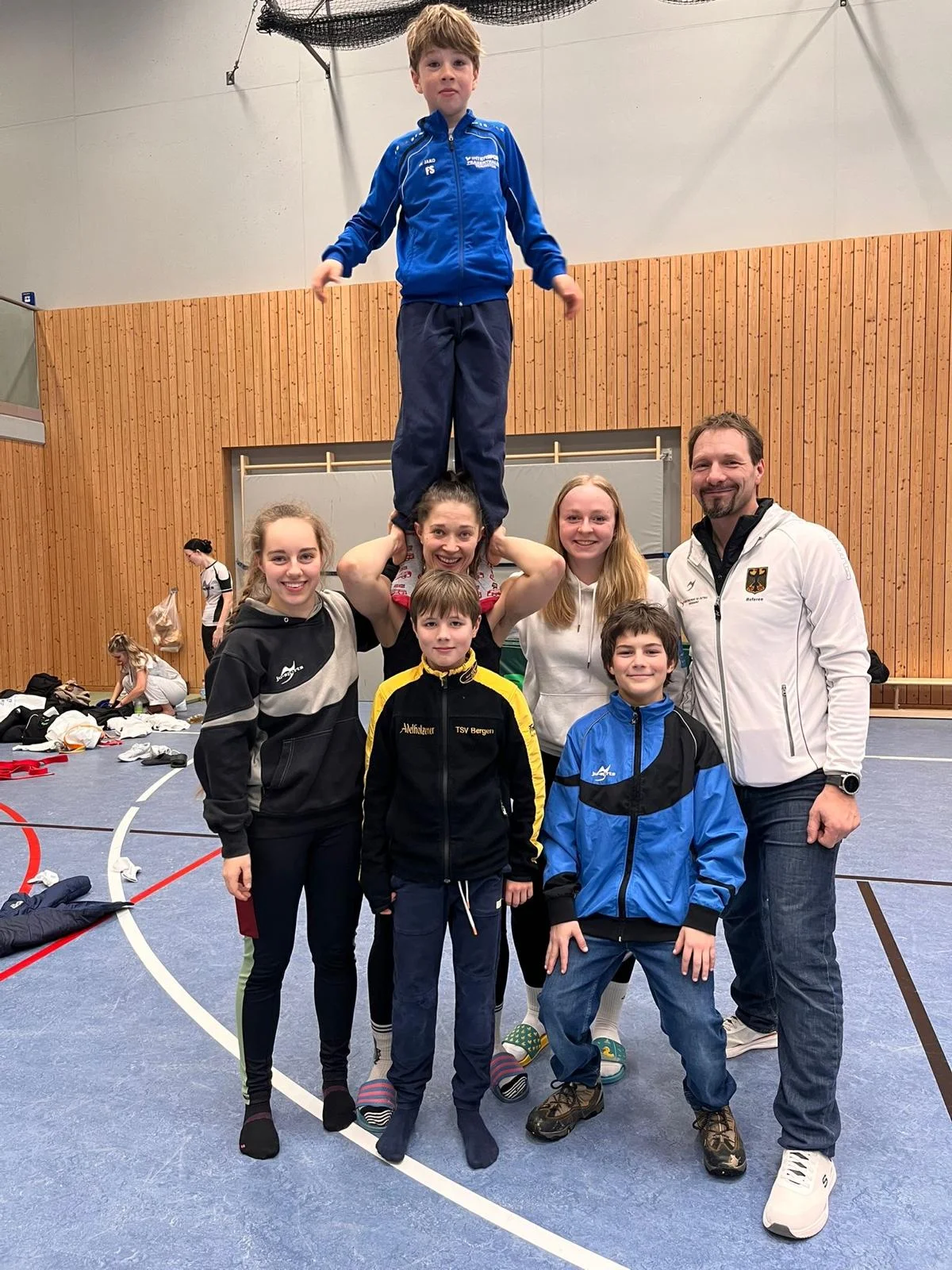 (v.l.n.r.) Lisa Nigl, Julia Paszkiewicz, Leopold Assmann (oben), Melina Fredlmeier (Coach), Korbinian Herzog (Kampfrichter) vorne: Anton Herzog, Mykhailo Trufen