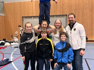 (v.l.n.r.) Lisa Nigl, Julia Paszkiewicz, Leopold Assmann (oben), Melina Fredlmeier (Coach), Korbinian Herzog (Kampfrichter) vorne: Anton Herzog, Mykhailo Trufen