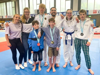 Gruppenfoto des TSV Bergen auf der Süddeutschen Meisterschaft in Fürth, v.l.n.r. (hinten): Sophie Büscher, Anja Guercke, Elias Wiedemann, Kadir Akbulut, Hanna Schleier und Jonas Schleier. Vorne: Mischa Trufen und Anton Köhler