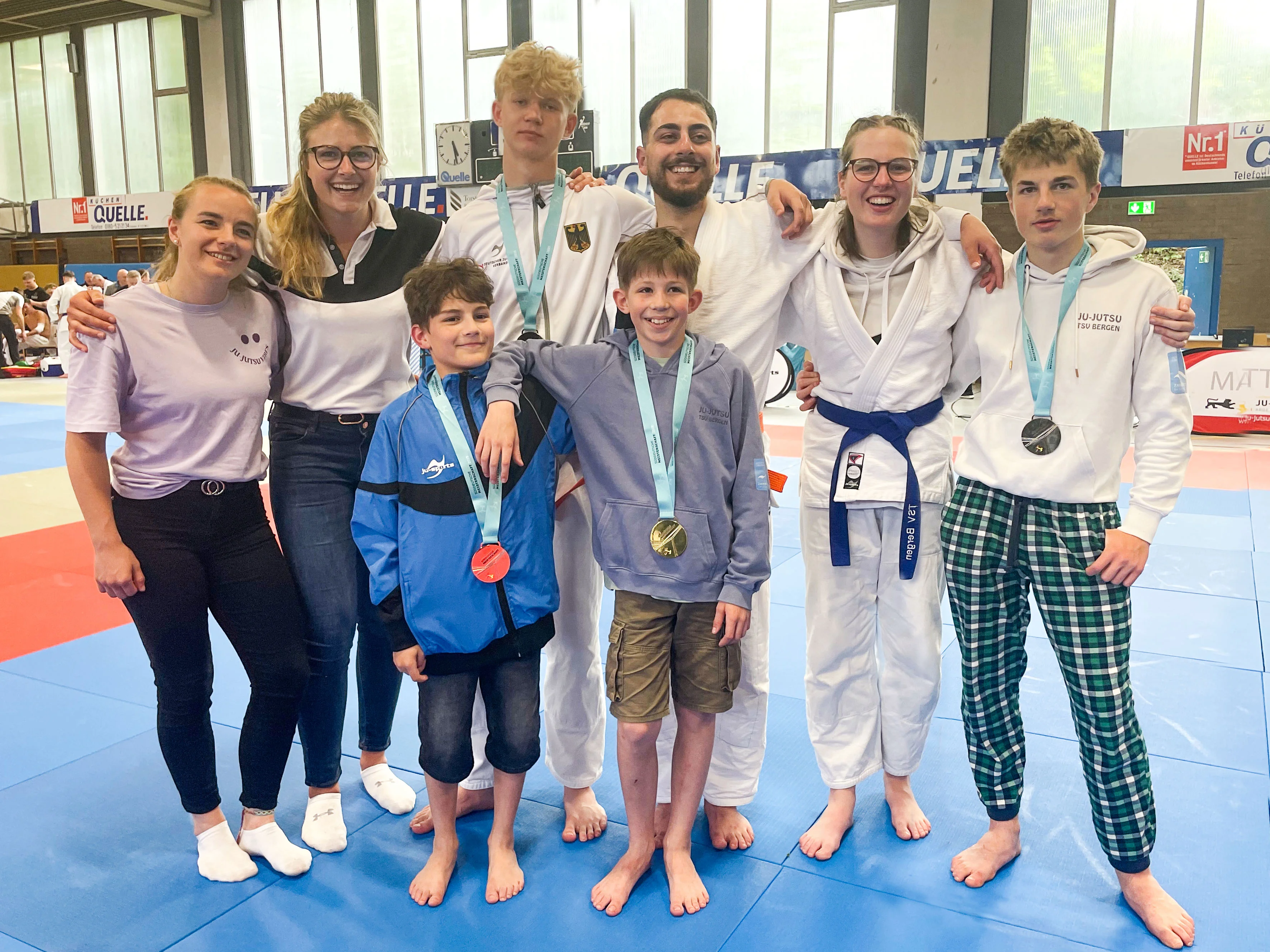 Gruppenfoto des TSV Bergen auf der Süddeutschen Meisterschaft in Fürth, v.l.n.r. (hinten): Sophie Büscher, Anja Guercke, Elias Wiedemann, Kadir Akbulut, Hanna Schleier und Jonas Schleier. Vorne: Mischa Trufen und Anton Köhler