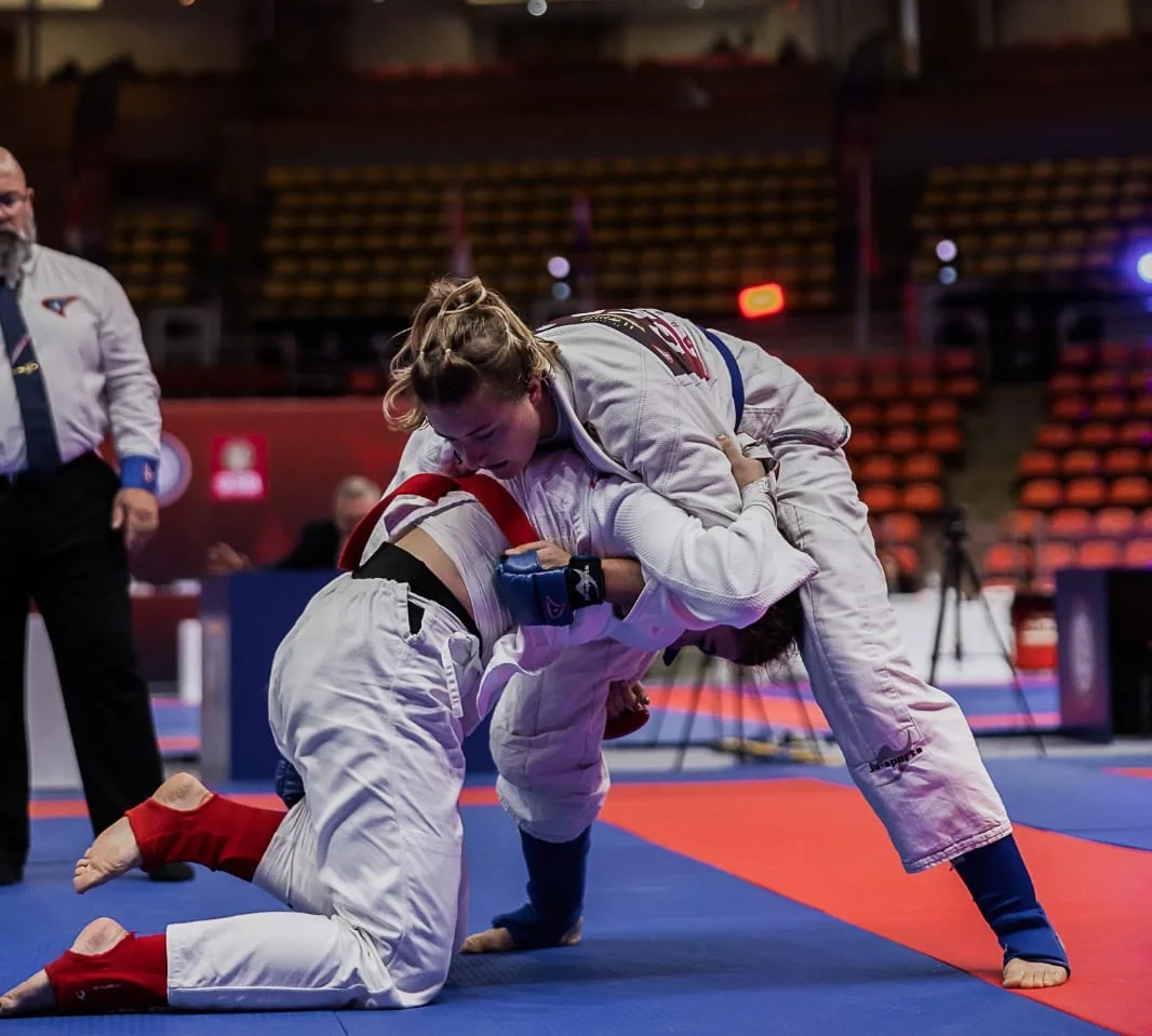 Anja Guercke (blauer Gürtel) vom TSV Bergen im Kampf gegen Katerina Acevska (MKD) bei der Weltmeisterschaft in Thailand.