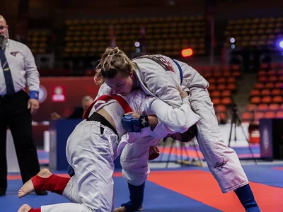 Anja Guercke (blauer Gürtel) vom TSV Bergen im Kampf gegen Katerina Acevska (MKD) bei der Weltmeisterschaft in Thailand.