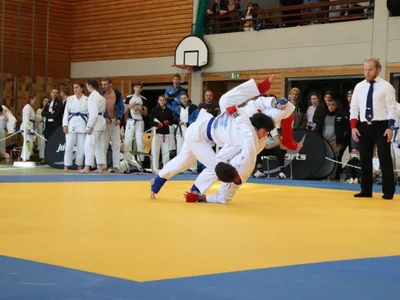 Mit einem Ausheber gegen einen Gegner aus Nördlingen gelang Julian Waurig (blauer Gürtel) ein Ippon-Wurf.