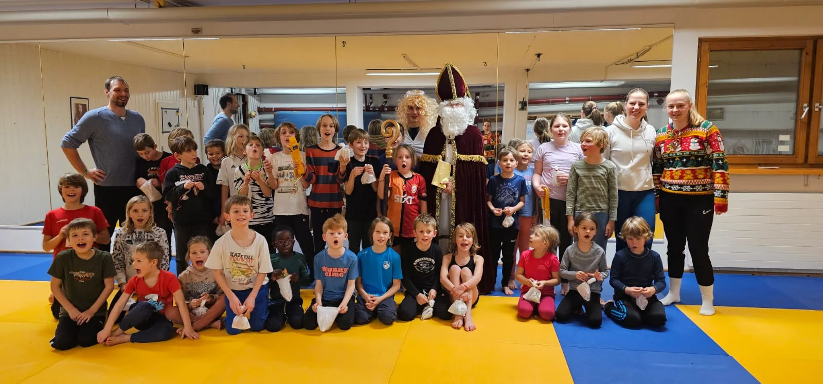 Zur Weihnachtsfeier besuchte der Nikolaus die Ju-Jutsu-Kindern des TSV Bergen.