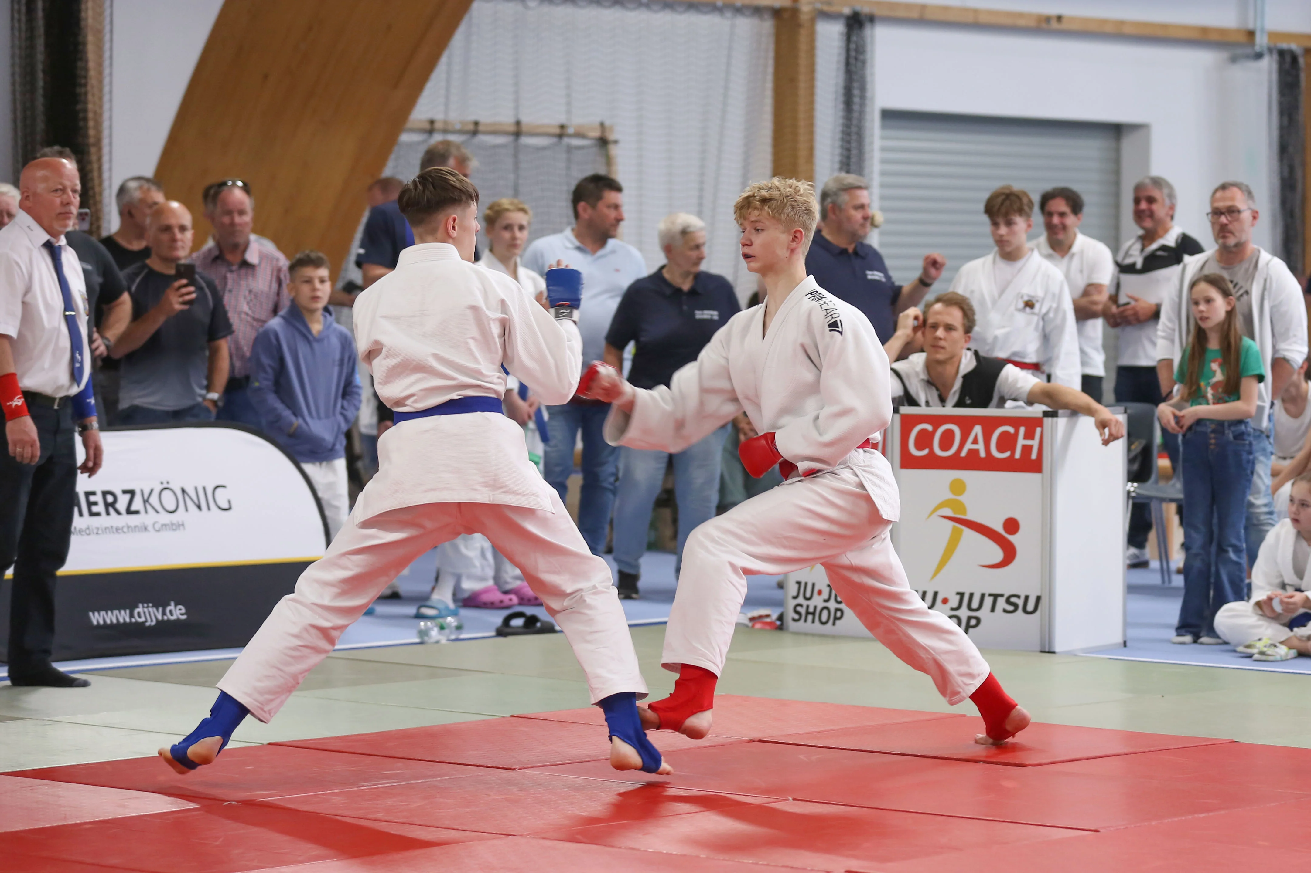  Elias Wiedemann (U16, rechts im Bild) holte sich den Meistertitel und die Goldmedaille in der Gewichtsklasse bis 69 kg.