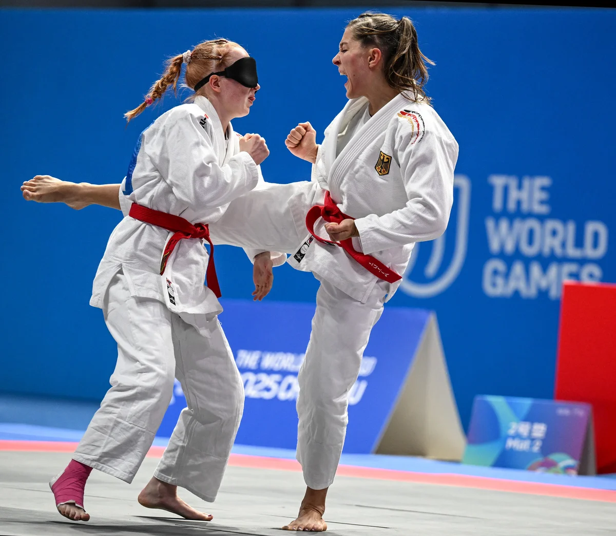 In der Klasse “Para Visual” sorgt eine Augenbinde bei den sehbeeinträchtigten Sportlerinnen und Sportlern für gleiche Bedingungen. Nike Hünecke (links) sicherte sich mit ihrer Partnerin Julia Paszkiewicz die Goldmedaille bei den World Games.