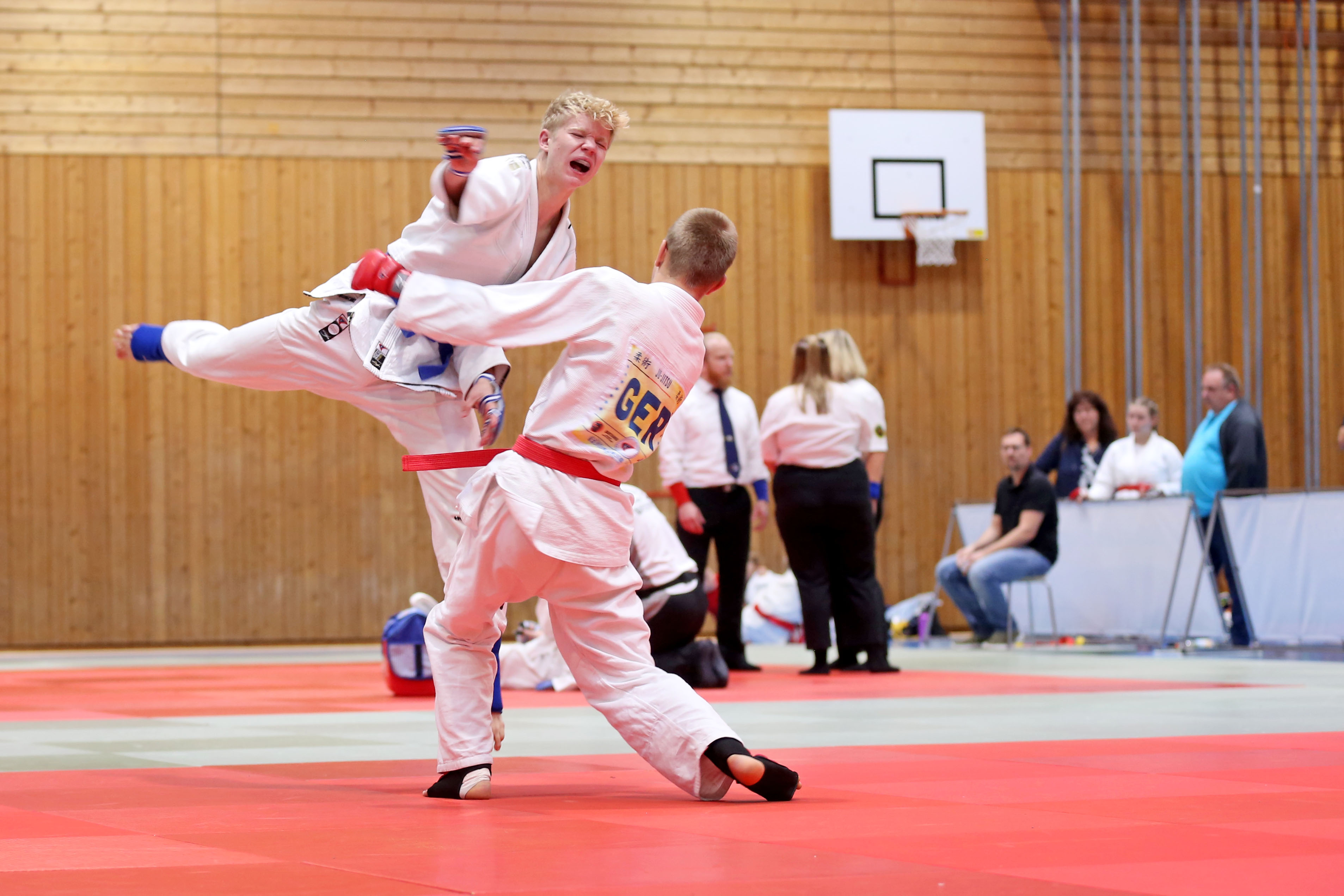 Auf dem Weg zur Goldmedaille punktet Elias Wiedemann (blauer Gürtel) mit einem Handkantenschlag zum Kopf.