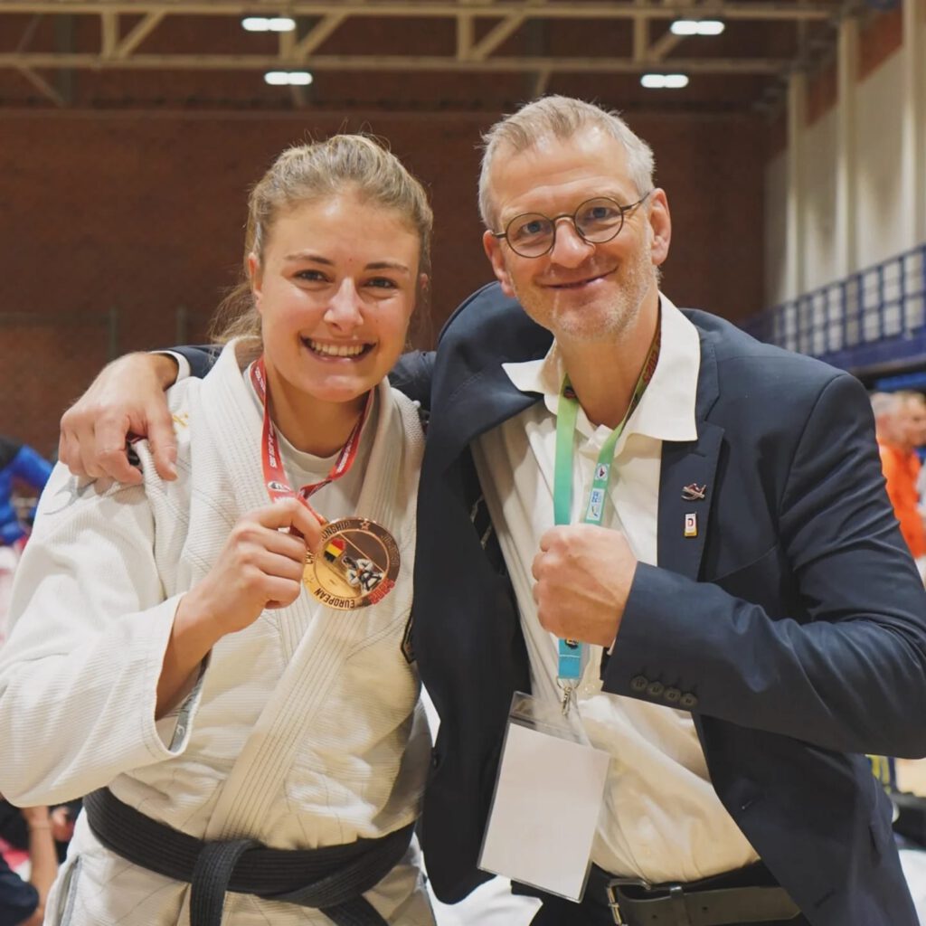 Foto: TSV Bergen
Mit Bundestrainer und Coach Jörn Meiners (rechts im Bild) konnte sich Anja Guercke über die fünfte EM-Medaille freuen.